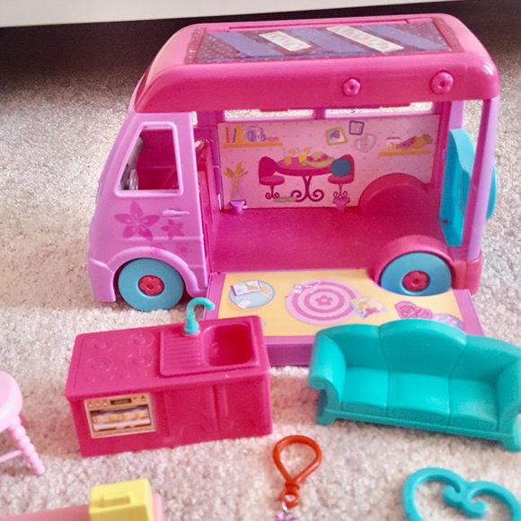 Polly Pocket Purple Food Truck with 2 Doll Keychains, Necklace and Furniture - Picture 4 of 7